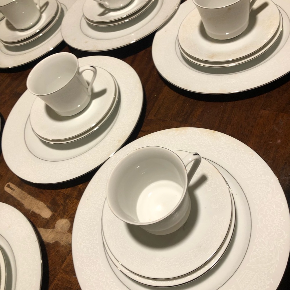 Dinner set for 6